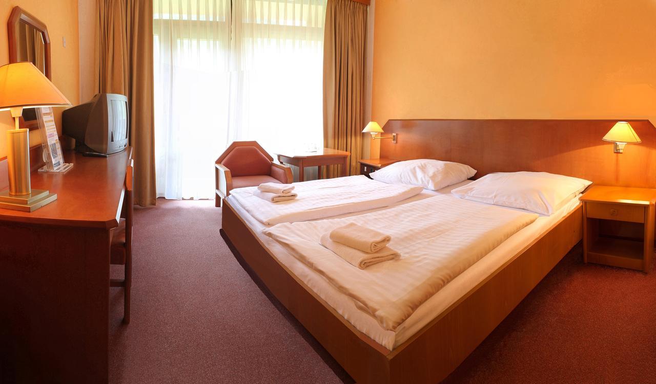 Hotel Harmonie Luhacovice Exterior photo